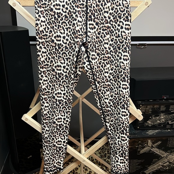 Zyia Leopard Set - Picture 6 of 10